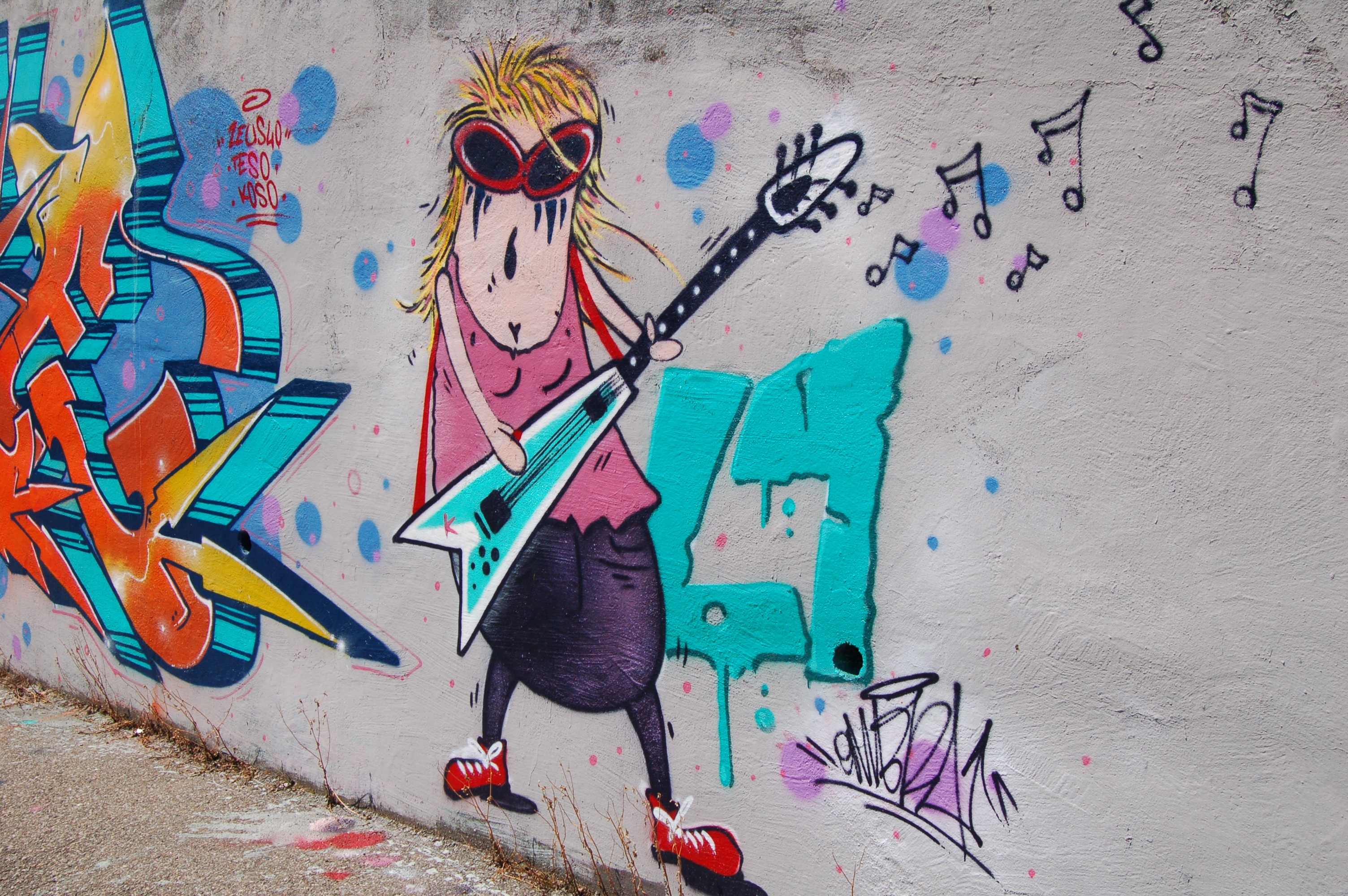 Graffiti: E-Gitarre spielende Comic-Figur